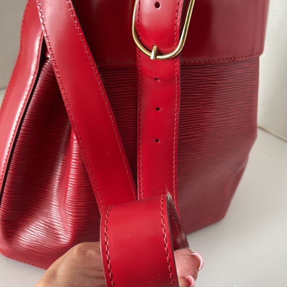 Authentic Louis Vuitton EPI Sac D’épaule Shoulder Bag Red Leather. - Picture 14 of 17